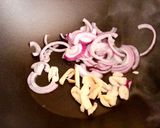 Hình bước làm 2 của món 🌱 Khoai Tây Xào Cà Chua Masala (Vegan)