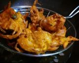 कुरकुरे प्याज़ के पकोडे (kurkure pyaz ke pakode recipe in Hindi) रेसिपी चरण 10 फोटो