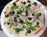 Foto del paso 3 de la receta: Pizza de espinacas, cebolla, bacon y aceitunas negras