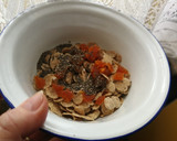 Foto del paso 1 de la receta: Copos de salvado de trigo con Chía y orejones
