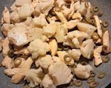 Foto del passaggio 5 della ricetta 🐔Straccetti di pollo e cavolfiore alle olive verdi 🫒