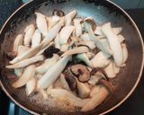 Hình bước làm 2 của món Bữa tối vét tủ lạnh: Cải thảo xào nấm, canh cà chua, salad khoai tây trộn sốt kewpie