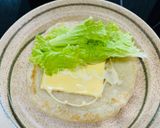 Hình bước làm 2 của món Bánh paratha cuộn xà lách & phomai