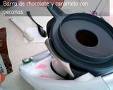 Foto del paso 3 de la receta: Barra de chocolate y caramelo con pecanas TM6
