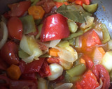 Foto del paso 7 de la receta: Muslos de pollo en salsa a la criolla