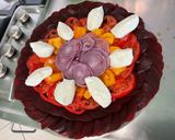 Une image de l'étape 12 de Salade de betteraves rouges aux deux tomates, oignon rouge et mozzarella.