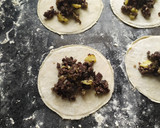 Foto del paso 4 de la receta: Saquitos y empanada de hojaldre rellenos de morcilla
