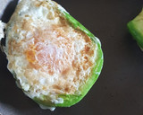 Foto del paso 2 de la receta: Huevo con aguacate y tostada de queso fresco