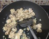 Foto langkah ke 2 dari resep Fried Cauliflower with Creamy Mushroom Sauce.