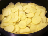 Mil hojas de papas, crema y jamón crudo