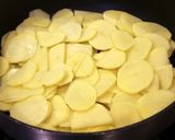 Foto del paso 1 de la receta: Mil hojas de papas, crema y jamón crudo