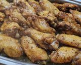 Foto del paso 5 de la receta: 🍗🥔🧅 Alitas de pollo al horno sobre colchón de papas y cebollas 🧅🥔🍗