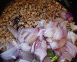 A picture of step 2 of Garlic mushroom fried rice.