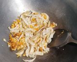 Foto langkah ke 5 dari resep Kwetiau goreng simpel.