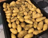 Une image de l'étape 3 de Pommes grenaille rôties à la graisse de canard et herbes du maquis.