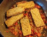 Foto langkah ke 4 dari resep Tempe Penyet Sambal Bawang Kemangi.