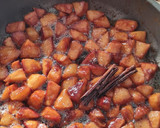 Foto del paso 4 de la receta: Manzana caramelizada con canela y panela