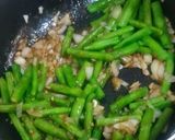 Foto langkah ke 3 dari resep Tumis Buncis bawang putih dan bombai dengan Wijen dan saus tiram.