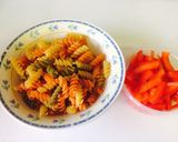 Foto del paso 1 de la receta: Ensalada deli y sencilla de pasta de colores