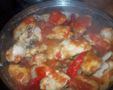 Foto del paso 3 de la receta: Pollo con tomate y pimientos rojos