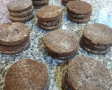 Foto del paso 3 de la receta: Alfajores triples de oreo caseros relleno de dulce de leche