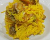 Foto del passaggio 10 della ricetta Spaghetti con Funghi Champignon Guanciale Crema di Parmigiano e Oro di Zafferano e Curcuma