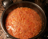 Foto del paso 14 de la receta: Muslos de pollo en salsa de tomate con patatas fritas en aceite de pollo frito