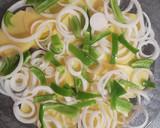 Foto del paso 2 de la receta: Lubina a la sal con patatas panaderas