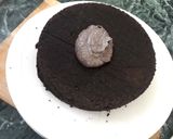 A picture of step 6 of Kitkat choco waffer cake.