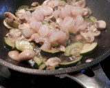 Foto del paso 5 de la receta: Salteado de calabacín y gambas