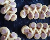 Foto langkah ke 4 dari resep Caterpillar Bread.