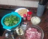 Foto del paso 1 de la receta: Guiso de garbanzos con espinacas y carne de cochino