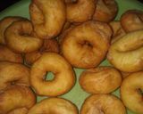 Foto langkah ke 3 dari resep Donat gula tepung.