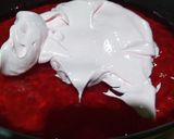 Foto del paso 7 de la receta: Postre de gelatina 🍓 y pionono👌😋