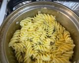صورة لخطوة 3 من وصفة -مكرونه بنكهه الكاتسو الياباني بالموزاريلا واسكالوب الدجاج🍝🇯🇵!