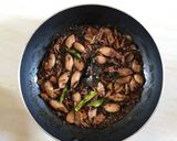 Foto langkah ke 5 dari resep Oseng Cumi Daun Jeruk.