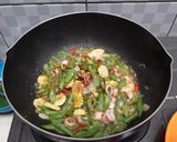 Foto langkah ke 5 dari resep Tumis Buncis Sotong.