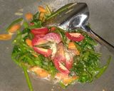 Foto langkah ke 4 dari resep Tumis Kangkung Saus Spagheti.