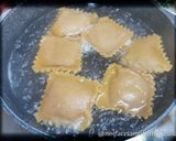 Foto del passaggio 5 della ricetta Ravioli di semola alla paprika, ripieni di cosciotto di maiale al pimenton