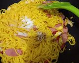 Foto langkah ke 5 dari resep Tumis mie kuning sosis.