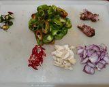 Foto langkah ke 2 dari resep Tumis Bunga Turi Cabe Gendot.