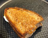 Φωτογραφία βήματος 3 της συνταγής Grilled cheese sandwich με λωτό, μοτσαρέλα και ρόκα
