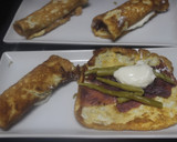 Foto del paso 9 de la receta: Rollitos de tortillas cuadradas con salmón y espárragos
