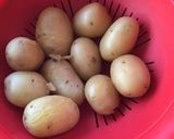 Une image de l'étape 11 de Salade de harengs fumés,pommes de terre,oignons nouveaux et cornichons.