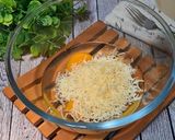 Foto langkah ke 1 dari resep Omelet Jamur Tomat.