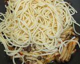 Foto langkah ke 2 dari resep Spaghetti Aglio Olio Jamur Shimeji.