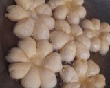 Foto langkah ke 7 dari resep Donat Kentang Bunga.