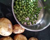 A picture of step 1 of Potatoes and green peas paratha.