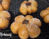 صورة لخطوة 7 من وصفة دونتس قطنية على شكل يقطين (Pumpkin Donuts) بعجينة هشة ولذيذة 🎃🍩