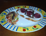 Foto del paso 2 de la receta: Tostada de pan de pueblo con queso Kéfir, salchichón ibérico y anchoas
